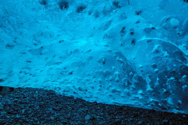 Grotta di ghiaccio di cristallo vicino a Jokulsarlon — Foto Stock