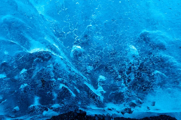 Grotta di ghiaccio di cristallo vicino a Jokulsarlon — Foto Stock