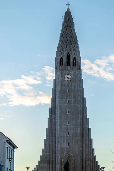 レイキャビク/アイスランド - 2 月 5 日: ハットルグリムス教会の眺め — ストック写真