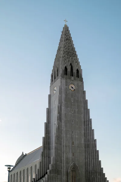 Reykjavik/IJsland - 05 Feb: Weergave van de Hallgrimskirkja kerk — Stockfoto