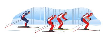 Spor giyimli ve ayaklı biatletler kayak yapıyor. Erkek sporcular kış sporları sprint yarışmasına katıldılar.