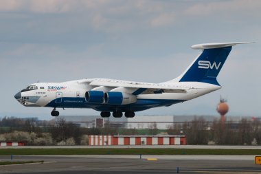 Prague, Çek Cumhuriyeti - 6 Nisan: nadir uçak Prg Havaalanı'na Ilyushin Il-76 varışta 6 Nisan 2016. İpek yolu Havayolları yakınlarından Azerbaycan'dan kargo havayolu şirketidir.