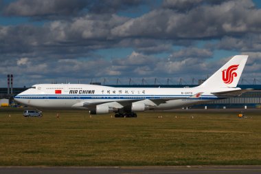Prag, Çek Cumhuriyeti - 29 Mart: Hava Çin Boeing B747-400 Prg Havaalanı apron üzerinde 29 Mart 2016 üzerinde duruyor. Air China Çin'in sadece ulusal bayrak taşıyıcı Çin'in ise.