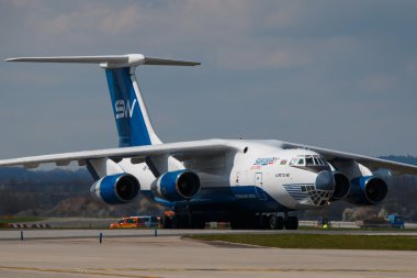Prague, Çek Cumhuriyeti - 6 Nisan: nadir uçak Prg Havaalanı'na Ilyushin Il-76 varışta 6 Nisan 2016. İpek yolu Havayolları yakınlarından Azerbaycan'dan kargo havayolu şirketidir.