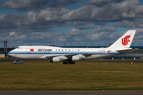 Prag, Tschechische Republik - 29. März 2016: air china boeing b747-400 steht auf dem Vorfeld des prg flughafens am 29. März 2016. air china ist Chinas einzige nationale Fluggesellschaft Chinas. — Stockfoto