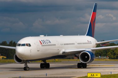 Prag - 16 Haziran: Delta Airlines Boeing B767-400 taksileri 16 Haziran 2016 tarihinde Prg Havaalanı'na indikten sonra Prag, Fransa'da. Delta dünyanın en büyük havayollarından biridir dünya çapında 300'den fazla noktaya hizmet vermektedir