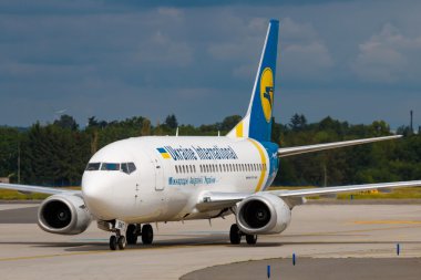 Prag - 16 Haziran: Ukrayna Uluslararası Havayolları'nın Boeing 737-300 taksisi Prag'daki Prg Havaalanı'na indikten sonra, Çek Cumhuriyeti, 16 Haziran 2016.