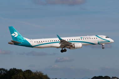 Prag, Çek Cumhuriyeti - 30 Ağustos: Air Dolomiti Embraer 195lr, 30 Ağustos 2016 tarihinde Prg Havaalanı'na iniyor. Air Dolomiti, İtalyan bölgesel havayolu şirketi.