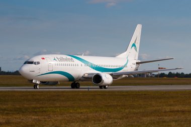 Prag, Çek Cumhuriyeti - 30 Ağustos: Tailwind Boeing 737-400 taksi 30 Ağustos 2016 tarihinde Prg Havaalanı'nda kalkış için. Tailwind Airlines, İstanbul merkezli bir havayolu şirketidir.