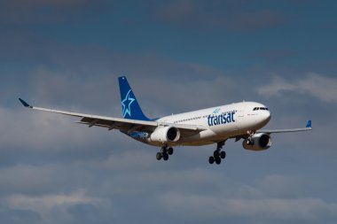 Prag, Çek Cumhuriyeti - 30 Ağustos: Air Transat Airbus A330-200, 30 Ağustos 2016 tarihinde Prg Havaalanı'na iniş. Air Transat, Montreal, Quebec merkezli kanadalı bir eğlence havayolu şirketidir..