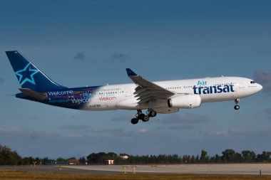 Prag, Çek Cumhuriyeti - 30 Ağustos: Air Transat Airbus A330-200, 30 Ağustos 2016 tarihinde Prg Havaalanı'na iniş. Air Transat, Montreal, Quebec merkezli kanadalı bir eğlence havayolu şirketidir..