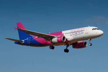 Prag, Çek Cumhuriyeti - 30 Ağustos: Wizzair Airbus A320, 30 Ağustos 2016 tarihinde Prg Havaalanı'na iniyor. Wizz Air, Macar ve düşük maliyetli bir havayolu şirketidir..