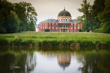 Chateau Veltrusy Merkezi Bohemia Prag yakınlarındaki güneş battıktan sonra.
