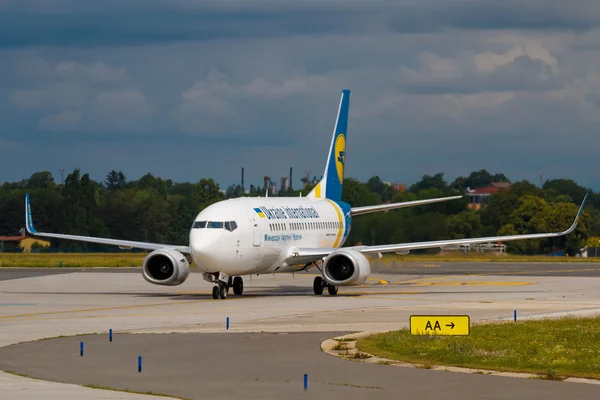 PRAGA - 16 DE JUNIO: Boeing 737-300 de Ukraine International Airlines taxi después de aterrizar en el aeropuerto PRG en Praga, República Checa, 16 de junio de 2016 . — Foto de Stock