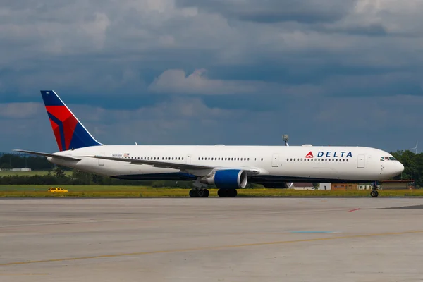 PRAGUE - JUNHO 16: Delta Airlines Boeing B767-400 táxis após o desembarque no aeroporto PRG em 16 de junho de 2016 em Praga, França. Delta é uma das maiores companhias aéreas do mundo servir mais de 300 destinos ao redor do mundo — Fotografia de Stock