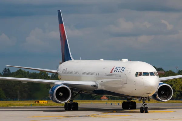 PRAGA - 16 de junio: Delta Airlines Boeing B767-400 taxis después de aterrizar en el aeropuerto PRG el 16 de junio de 2016 en Praga, Francia. Delta es una de las aerolíneas más grandes del mundo que atiende a más de 300 destinos en todo el mundo — Foto de Stock