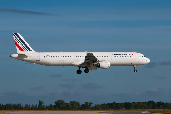 Praag-30 augustus: Airbus A321 aankomen op PRG Airport in Praag, Tsjechië op 30 augustus 2015. Air France is gewaardeerd Top 10 grootste luchtvaartmaatschappijen ter wereld. — Stockfoto