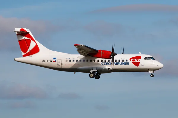 PRAGUE - 30 AGOSTO: ATR42 CSA inscrição OK-KFN chegar ao aeroporto PRG em Praga, República Checa em 30 de agosto de 2015. Czech Airlines foi fundada em 1923 — Fotografia de Stock