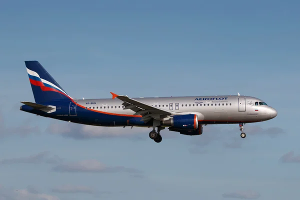 PRAGUE, REPÚBLICA CHECA - 30 DE AGOSTO: Aeroflot A320 pousa no aeroporto PRG em 30 de agosto de 2016. Aeroflot é um porta-bandeira da Rússia — Fotografia de Stock