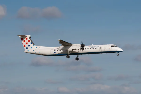 Praga, Czechy-30 sierpnia: Chorwacja Airlines Dash 8-Q400 ląduje na lotnisku PRG 30 sierpnia 2016 w Pradze, Republika Czeska. Chorwacja Airlines jest krajowym przewoźnikiem Chorwacji — Zdjęcie stockowe