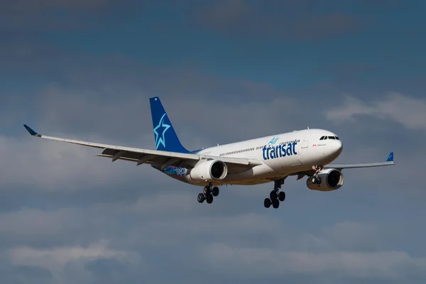 PRAGUE, REPÚBLICA CHECA - 30 DE AGOSTO: Transporte Aéreo Airbus A330-200 pousa no aeroporto PRG em 30 de agosto de 2016. Air Transat é uma companhia aérea canadense de lazer com sede em Montreal, Quebec . — Fotografia de Stock