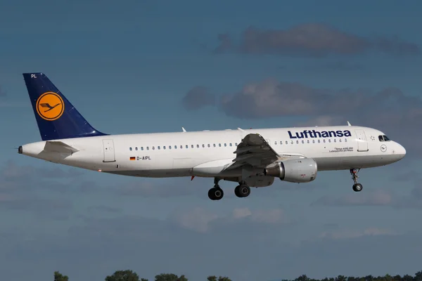 Prag, Tjeckien-30 augusti: Lufthansa Airbus A320 landar på PRG flygplats den 30 augusti, 2016. Lufthansa är flaggbärare av Tyskland — Stockfoto