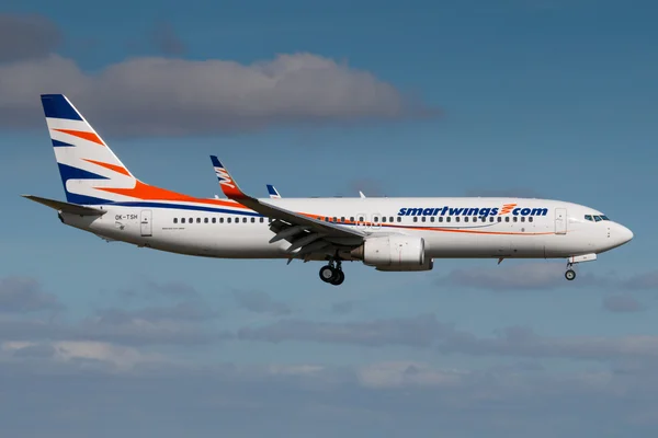 Prag, Çek Cumhuriyeti - 30 Ağustos: Smartwings Boeing B737-800, 30 Ağustos 2016 tarihinde Prg Havaalanı'na iniyor. Smartwings, Çek Seyahat Servisi Havayolları'nın bir markasıdır..