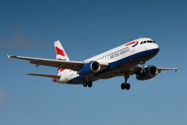 PRAGUE, CZECH REPUBLIC - AUGUST 30: British Airways Airbus A320 приземляется в аэропорту PRG 30 августа 2016 года. British Airways - флагманский перевозчик Великобритании . — стоковое фото