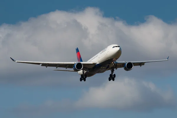 PRAGUE, REPÚBLICA CHECA - 30 DE AGOSTO: Delta Airlines Airbus A330-300 pousa no aeroporto PRG em 30 de agosto de 2016. Delta é uma das maiores companhias aéreas do mundo — Fotografia de Stock