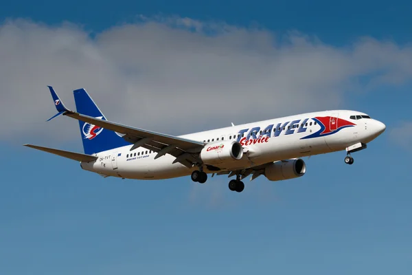 布拉格，捷克共和国 - 8月30日：旅行社波音B737-900于2016年8月30日在布拉格机场降落。总部位于布拉格的旅行社是捷克最大的私营航空公司 — 图库照片