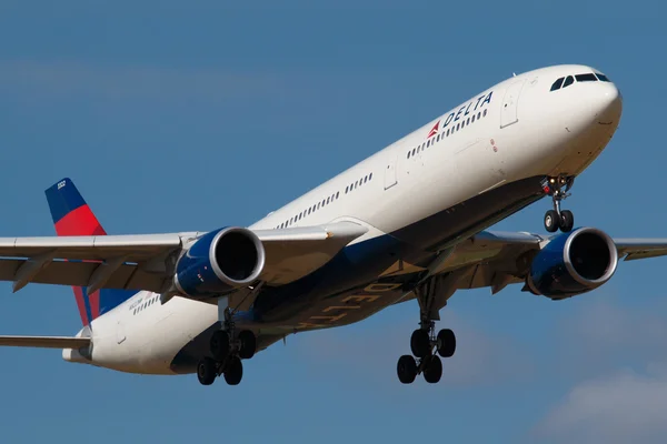 Praag, Tsjechische Republiek-30 augustus: Delta Airlines Airbus A330-300 landt op de luchthaven PRG op 30 augustus 2016. Delta is een van de grootste luchtvaartmaatschappijen ter wereld — Stockfoto