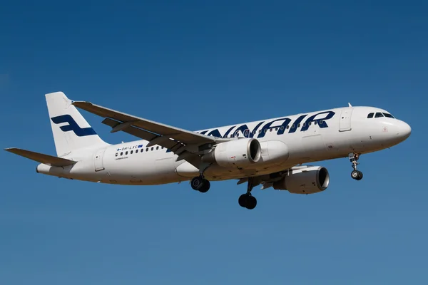 PRAGA, REPÚBLICA CHECA - 30 DE AGOSTO: Finnair Airbus A320 aterriza en el aeropuerto PRG el 30 de agosto de 2016. Finnair es una compañía de bandera de Finlandia . — Foto de Stock