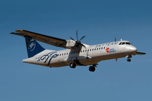 ПРАГА - 30 АВГУСТА: регистрация ATR72 CSA OK-GFR в ливрее Skyteam прибывает в аэропорт PRG в Праге, Чехия 30 августа 2015 года. Авиакомпании Чехии были основаны в 1923 году — стоковое фото