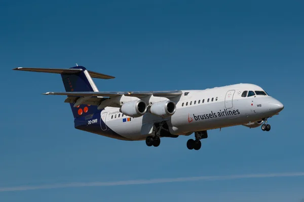 ПРАГА, ЧЕШСКАЯ РЕСПУБЛИКА - 30 августа: Brussels Airlines BAe Avro RJ100 приземляется в аэропорту PRG 30 августа 2016 года. Brussels Airlines - флагманская авиакомпания Бельгии . — стоковое фото