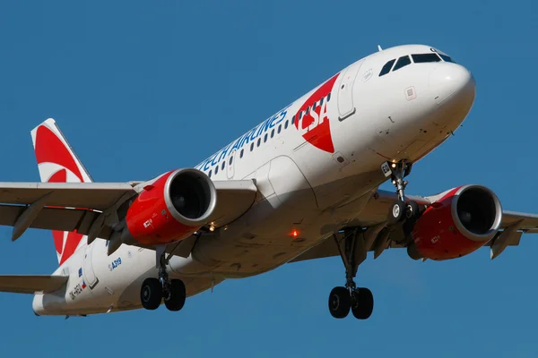 PRAGUE - 30 de agosto: Airbus A319 CSA inscrição OK-REQ chegar ao aeroporto PRG em Praga, República Checa em 30 de agosto de 2015. Czech Airlines foi fundada em 1923 — Fotografia de Stock