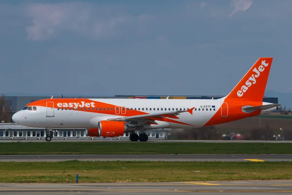 PRAGUE, REPÚBLICA CHECA - ABRIL 06: EasyJet Airbus A319 táxi para decolagem no aeroporto PRG em abril 06, 2016. Easyjet é uma companhia aérea britânica de baixo custo . — Fotografia de Stock