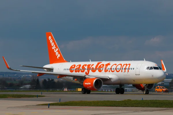 PRAGA, REPÚBLICA CHECA - 06 DE ABRIL: EasyJet Airbus A319 taxi para despegar en el aeropuerto de PRG el 06 de abril de 2016. Easyjet es una aerolínea británica de bajo coste . —  Fotos de Stock