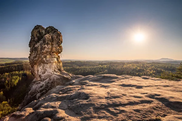 Klippformation Kallas Capska Palice Ovanför Den Djupa Skogen Kokorinsko Tjeckien — Stockfoto