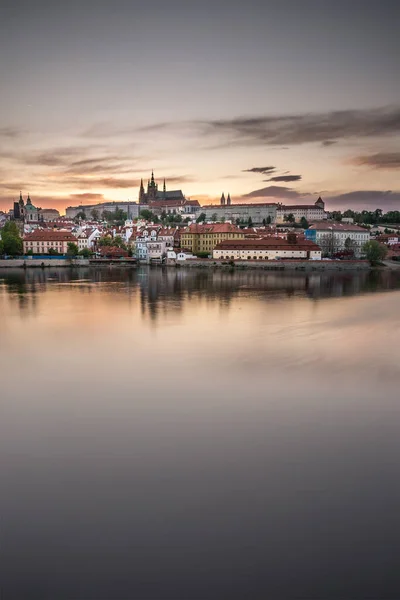 Castillo Praga Sobre Río Moldava Después Del Atardecer —  Fotos de Stock