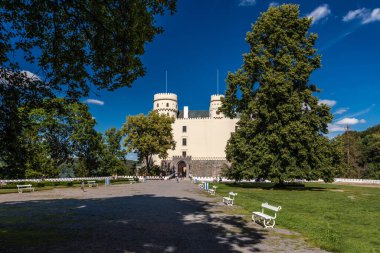 ORLIK NAD VLTAVOU, CZECH REPUBLIC - 4 Temmuz 2020: Vltava nehri, Güney Bohemya, Çek Cumhuriyeti 'ndeki muazzam ortaçağ gotik Orlik kalesi