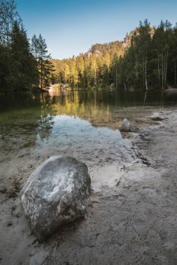 Adrspach Milli Parkı adındaki rock şehrinde göl