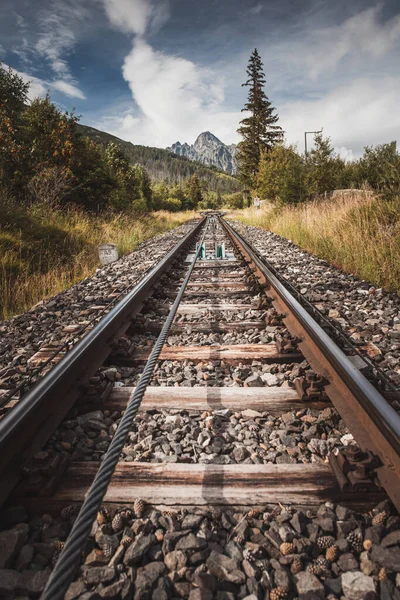 Rälsbana Med Lomnicky Topp Bakgrunden High Tatras Slovakien — Stockfoto