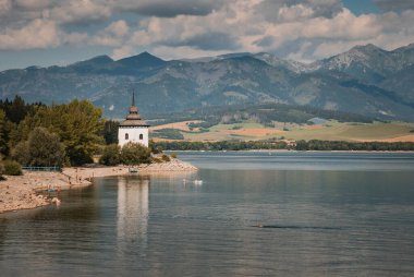 Arka planda High Tatras yakınlarındaki Saint Mary Kilisesi