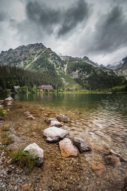 Popradsk pleso Slovakya 'nın High Tatras kentinde bulunan bir buzul gölüdür.. 