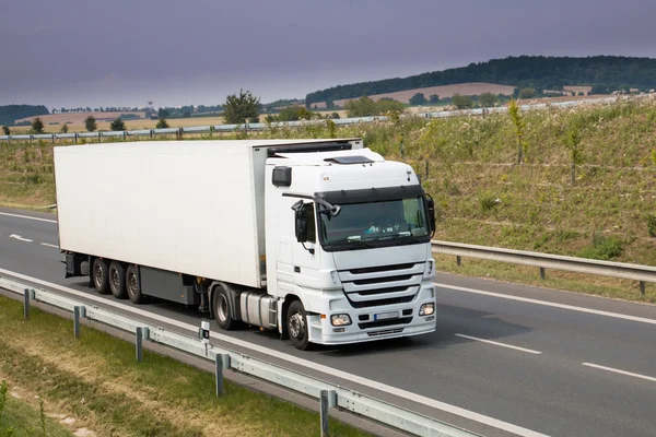 Witte vrachtwagen — Stockfoto