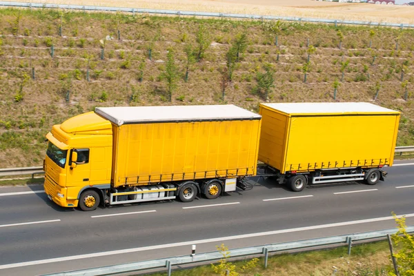 Gele vrachtwagen — Stockfoto