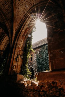 Geleneksel beyaz evler ve İspanya 'nın Menorca kentindeki Binibquer Vell' in dar sokakları. Akdeniz cazibesi.