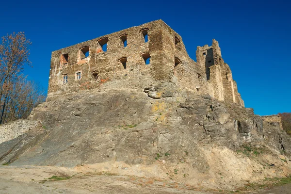 Ruínas do castelo Okor — Fotografia de Stock