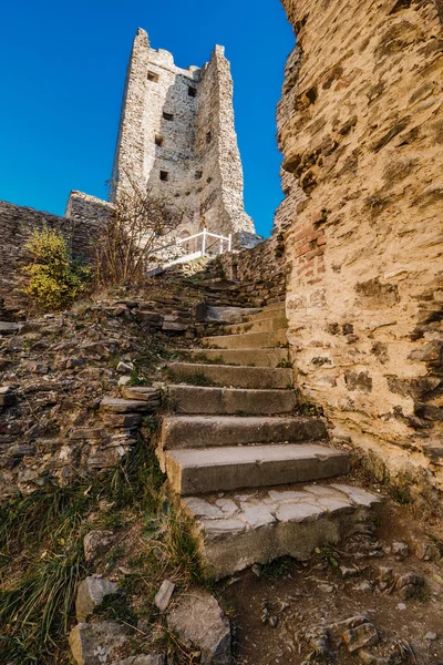 Ruinas del castillo Okor — Foto de Stock