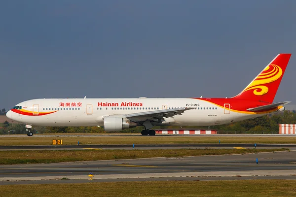 Hainan Airlines taxi para la salida PRG Aeropuerto — Foto de Stock